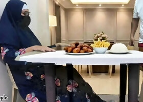 Guru sekolah hijab muslim pergi untuk kencan dengan bintang