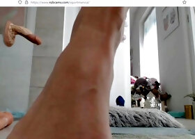 vrijgezelle slet speelt met natte kutje