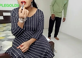 Komal ke chut me khujli ho rahi thi to ungli ghusa diya