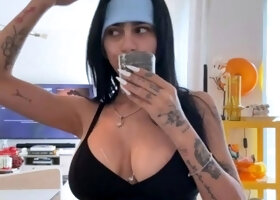 Brunette solo masturbation on webcam